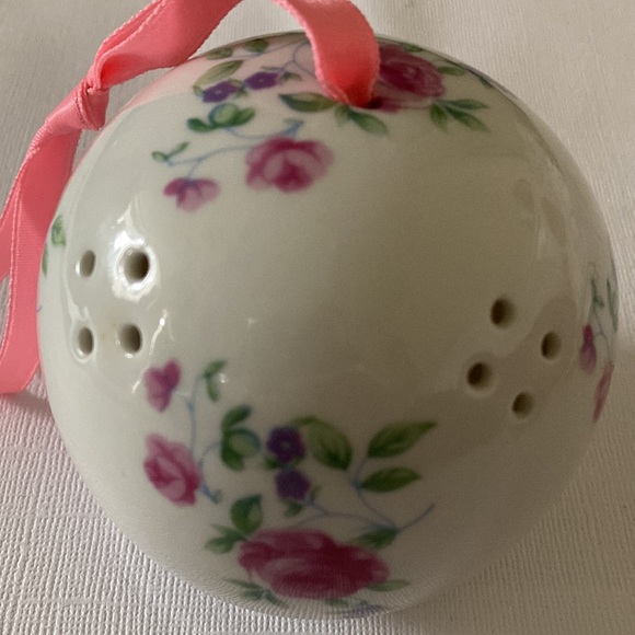 Andre Richard Japan Pomander White Ceramic Roses Sachet Potpourri - Picture 2 of 6
